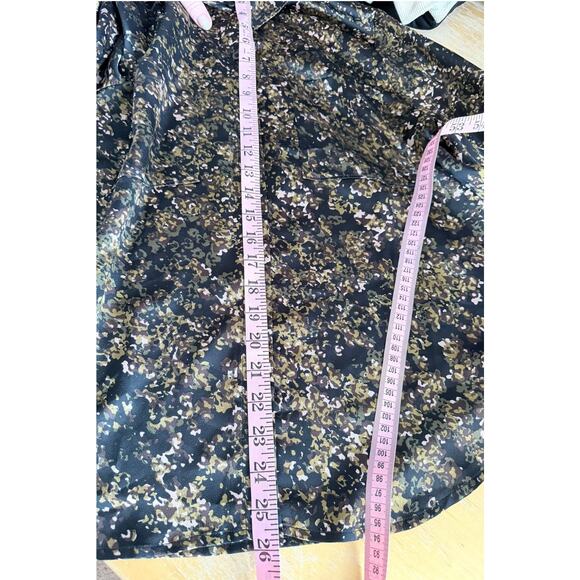 Evereve Sasha Satin Abstract Print Buttoned Blouse Shirt Top Size M Black Olive - Picture 6 of 10